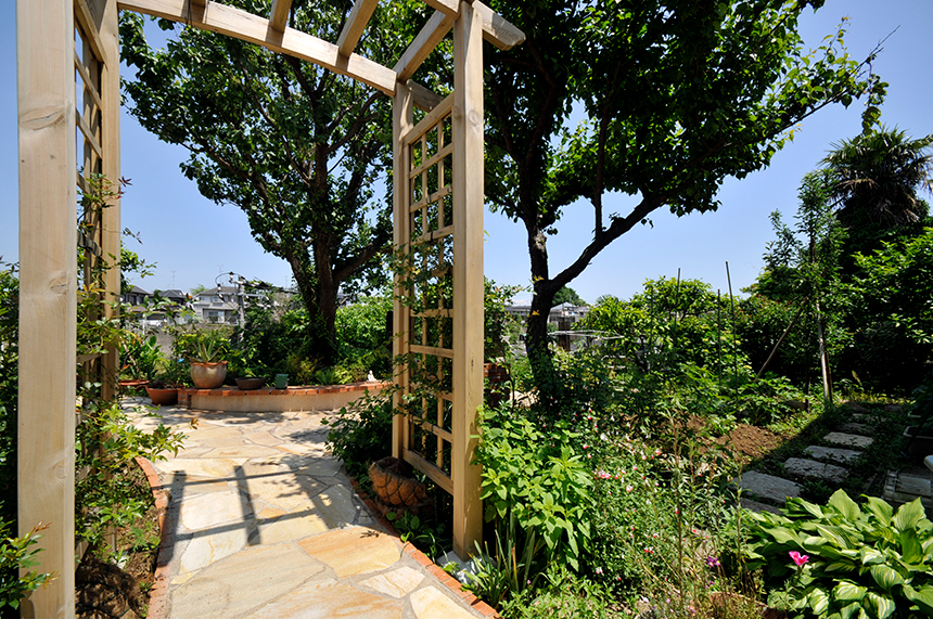 おばあちゃんと住む家・中庭の画像