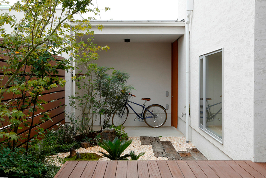 オープンテラスの家自転車置き場画像
