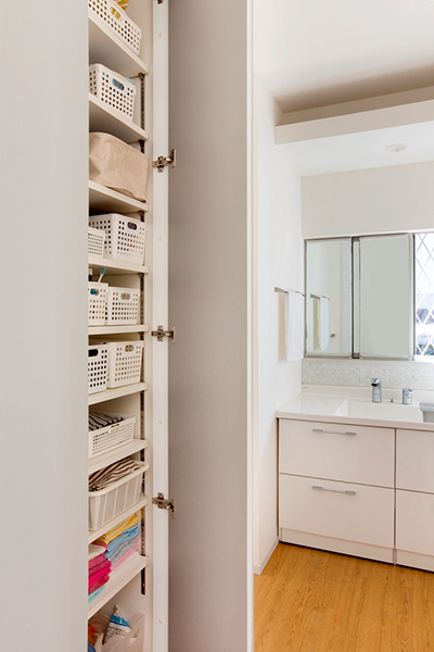 アクティブに暮らしを楽しむシニア世代の家・洗面室画像