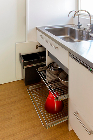 アクティブに暮らしを楽しむシニア世代の家・収納の画像