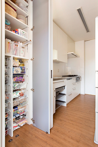 アクティブに暮らしを楽しむシニア世代の家・収納の画像