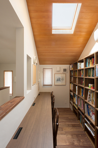 家族ひとり一人を大切にする家・ライブラリー画像