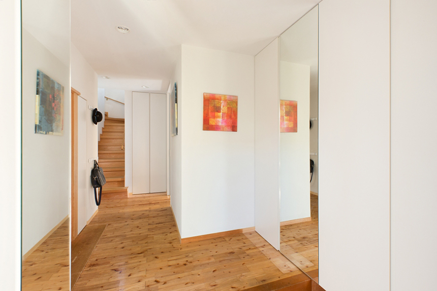 家族ひとり一人を大切にする家・玄関ホールと廊下画像