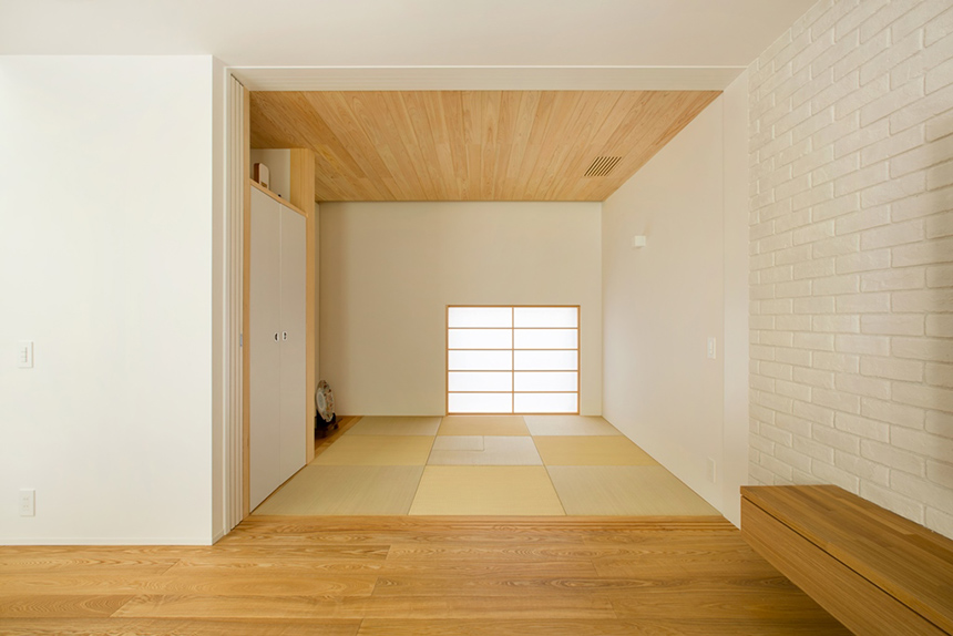 吹き抜けのある全館空調の家の和室画像