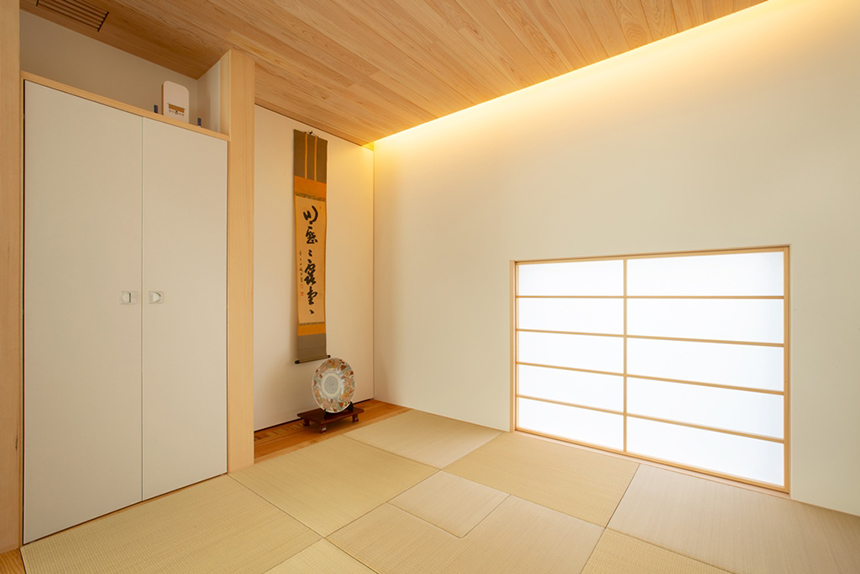 吹き抜けのある全館空調の家の和室画像