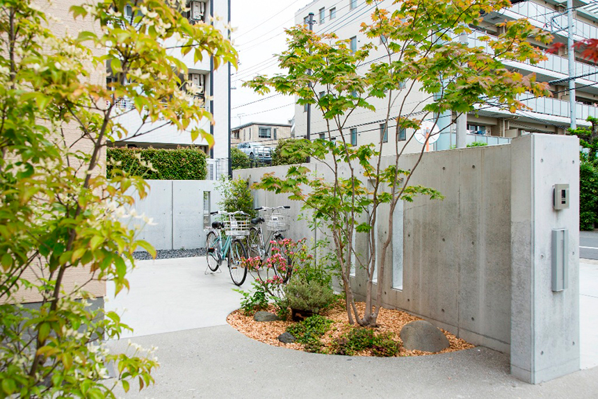 はなれのある家の自転車置き場画像