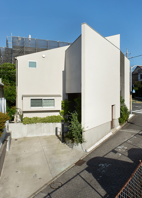 交差点の変形地に建つ家外観の画像