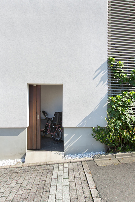 交差点の変形地に建つ家・アプローチの画像