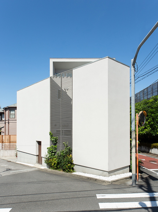 交差点の変形地に建つ家外観画像