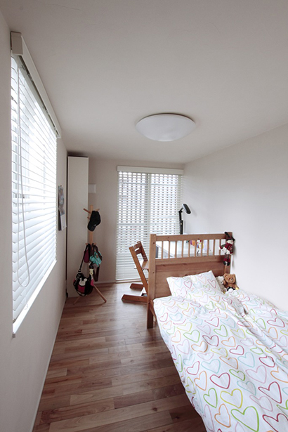 光を受け止める家の子供部屋の画像