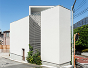 交差点の変形地に建つ家