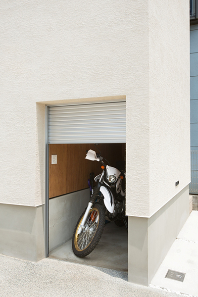 中庭のある家のバイクガレージの画像