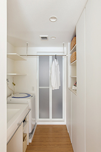 光を取り込むマンションリフォームの洗面室収納画像